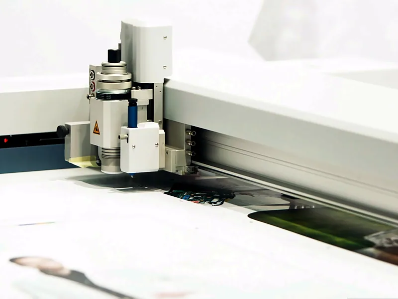 Flatbed cutting machine head over the cutting bed