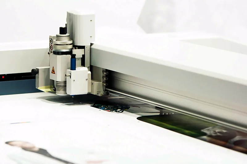 Flatbed cutting machine head over the cutting bed