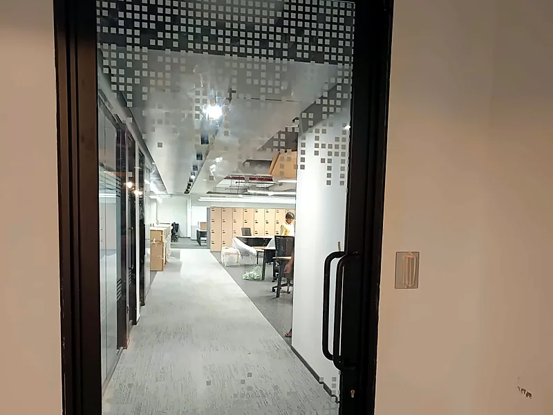 Dot-pattern glass door (Writable Film)