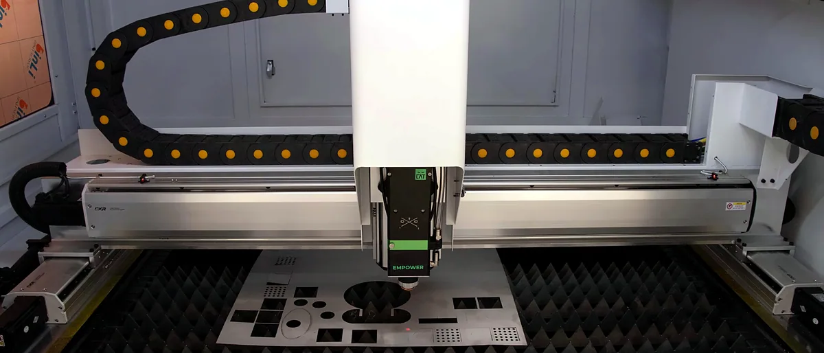 Laser cutting head over a metal cutting bed