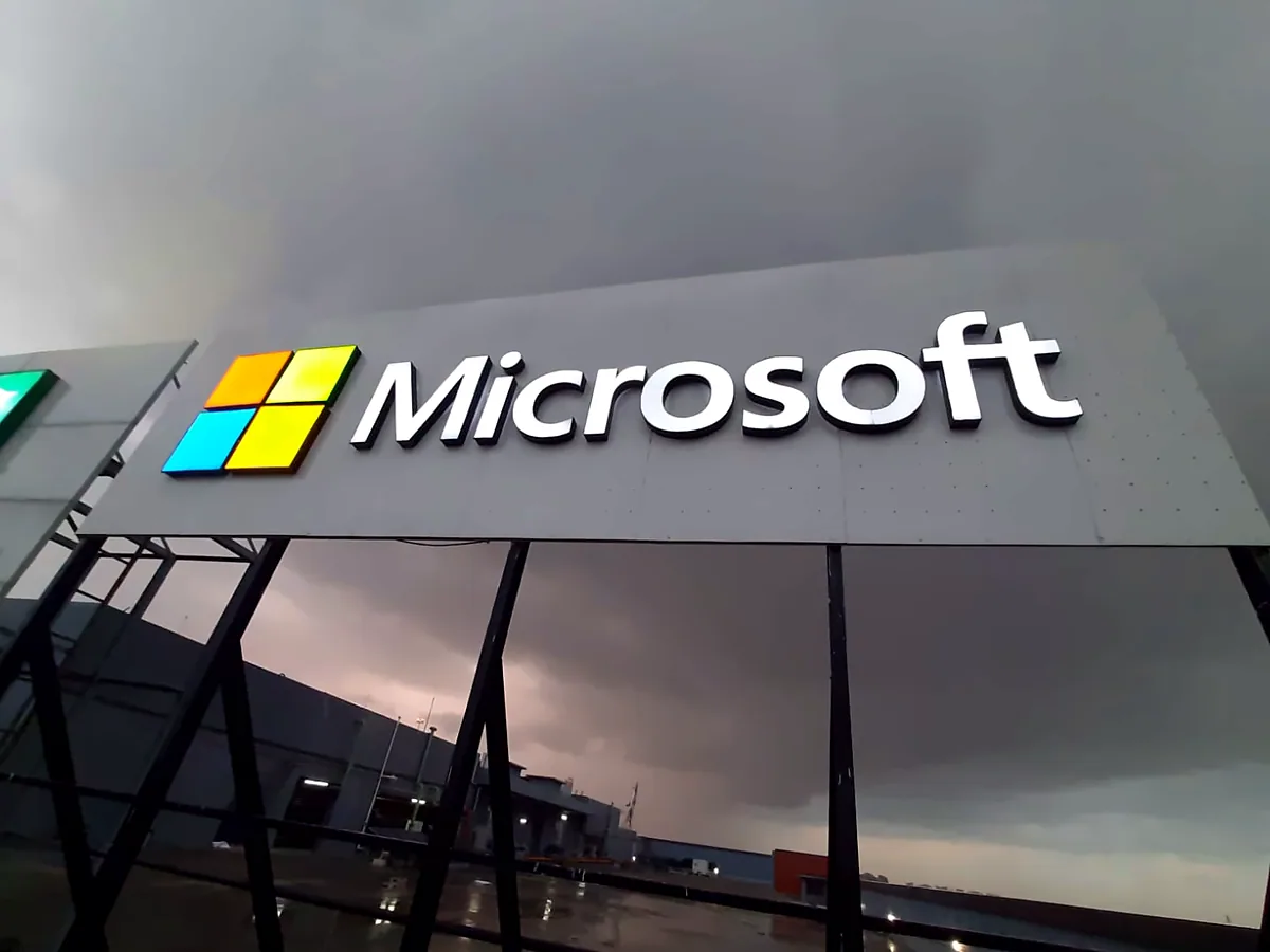 Rooftop logo signage: Exterior Logo Signage